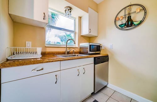 Lake Ridge Apartment | Private Patio & Gas Grill, Windows on All 4 Sides