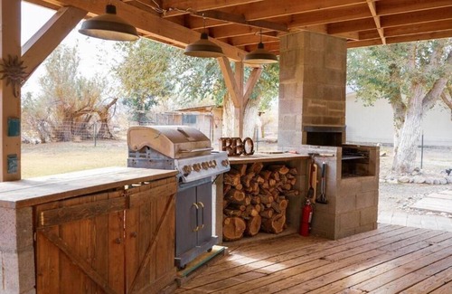 Crystal House | Private & Peaceful Retreat near Death Valley - 2 HOMES, large group friendly!