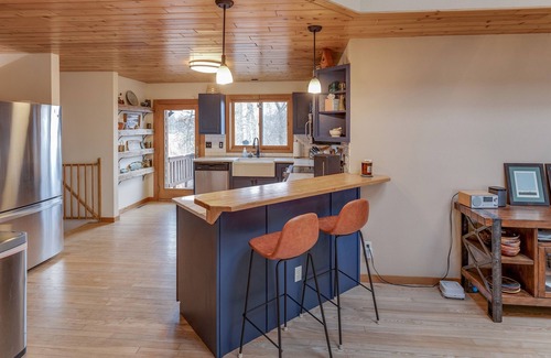 Baxter House | Private Peninsula With 3,000 Feet Of Lakeshore In The Heart Of Lake Country!