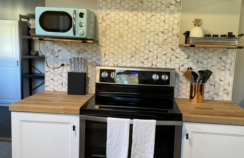 Parker House | Private, pet-friendly adorable getaway mins to downtown