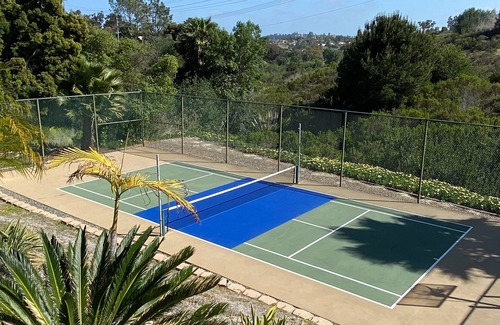 Mira Costa House | Private Pickelball Ct, BBQ, Fire Pit, Large Pool, Near Frontwave Arena and Ocean
