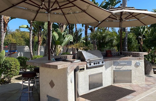Mira Costa House | Private Pickelball Ct, BBQ, Fire Pit, Large Pool, Near Frontwave Arena and Ocean