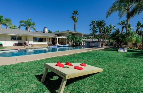 Mira Costa House | Private Pickelball Ct, BBQ, Fire Pit, Large Pool, Near Frontwave Arena and Ocean