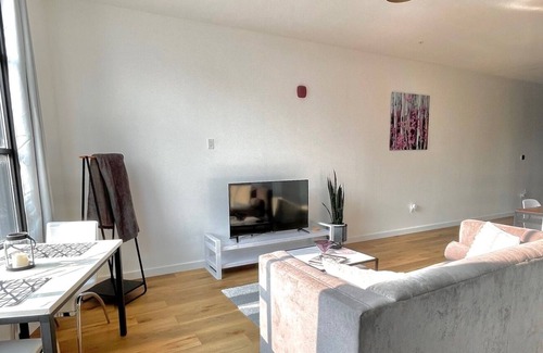 Old Northside Apartment | Private Place on Penn - Free Parking!