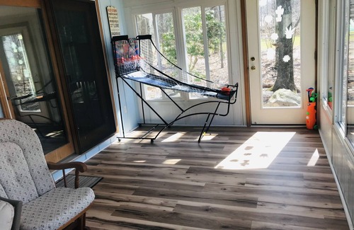 Tobyhanna Ski Chalet | Private Pocono Retreat on Golf Course & Pet friendly