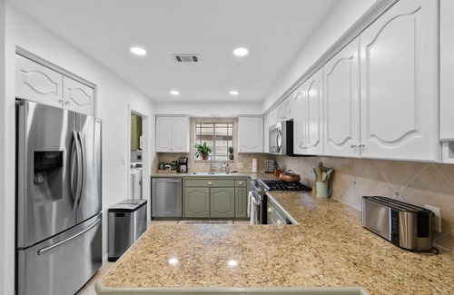 North Austin Civic Association House | Private Pool - 15 min Downtown - 3 min to Domain, Breweries & Q2 Stadium.