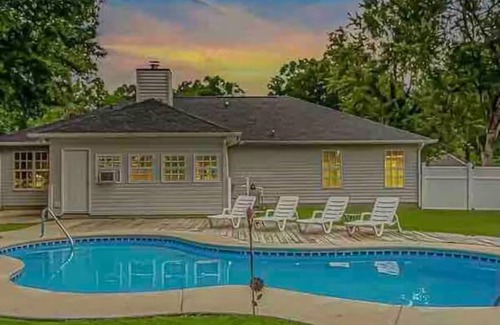 Surfside Beach House | Private pool lakefront estate in fantastic Myrtle Beach