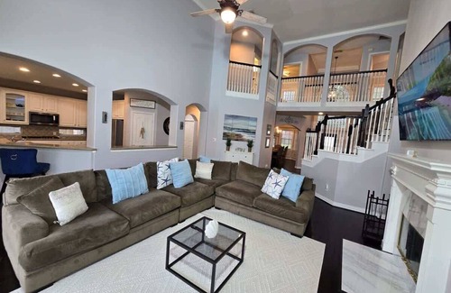 Pearland House | Private Pool Oasis | KING BED |Theater | Sleeps 12