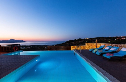 Plaka Villa | Private Pool ★ Sea view ★ BBQ ★ 2min drive to beach