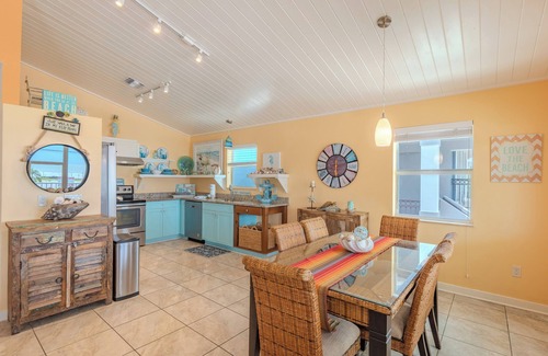 Mid Island House | ⭐Private Pool | Steps to the Beach | Backyard Tiki Bar | Blue Starfish⭐