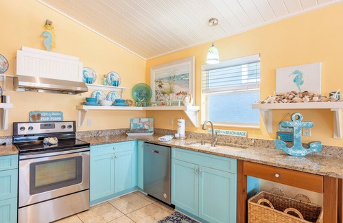 Mid Island House | ⭐Private Pool | Steps to the Beach | Backyard Tiki Bar | Blue Starfish⭐