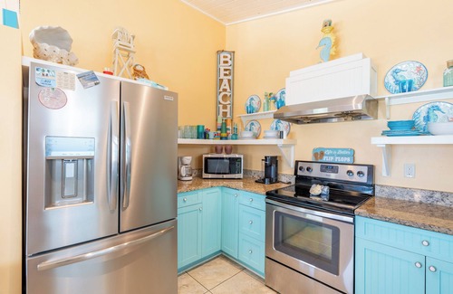 Mid Island House | ⭐Private Pool | Steps to the Beach | Backyard Tiki Bar | Blue Starfish⭐