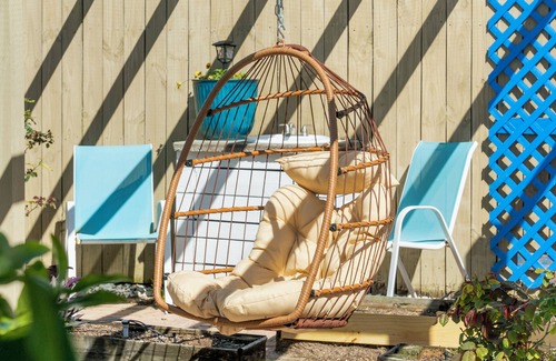 Sunnyside House | Private Pool Backyard Oasis! Tiki Bar. 3 blocks to beach. Quiet West End by 30A!