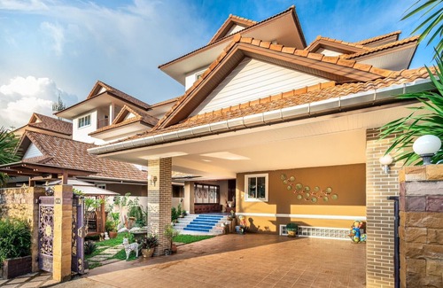 Talat Yai Villa | Private Pool Villa Free Airport Transfer.