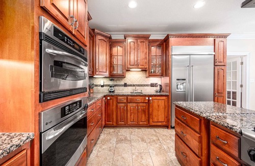Olivia House | Private Pool! WaterEdge Lake House