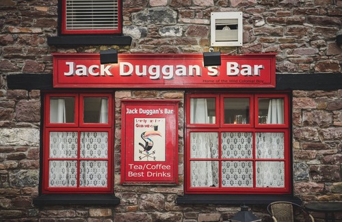 Castlemaine House | Private Pub on Ireland's Wild Atlantic Way and close to Killarney (sleeps 10)