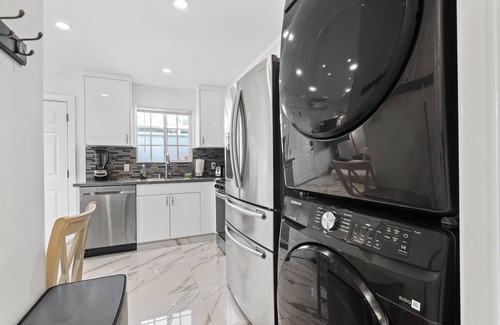 Lake Balboa House | Private, Quite, Clean, Comfy, New Guest House