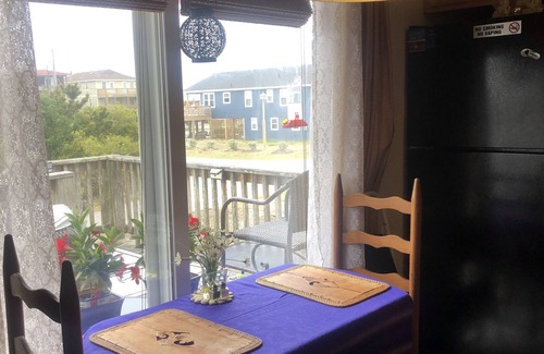 Sea Retreat House | PRIVATE/QUITE/COZY/OCEAN VIEW/COUPLES GETAWAY. WALK TO FOOD & LIVE MUSIC