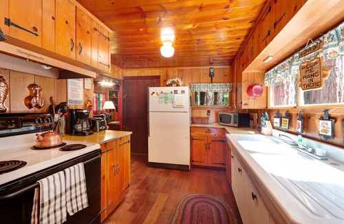 Felton House | Private, relaxing retreat in the redwoods with WiFi, a private deck & BBQ