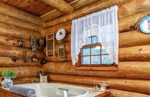 Lyndhurst House | Private, relaxing waterfront log cabin