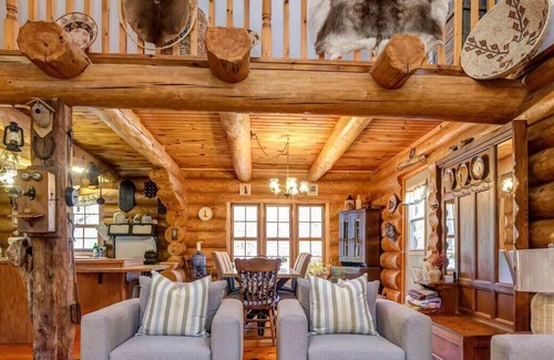 Lyndhurst House | Private, relaxing waterfront log cabin