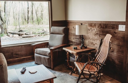Creal Springs Cabin | Private retreat in the woods with hiking and fishing