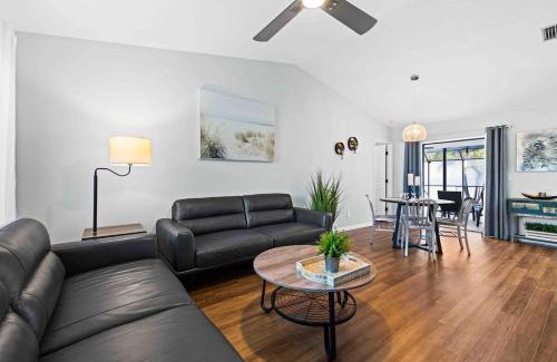 South Venice House | Private retreat sleeps 6 with oversized heated pool!