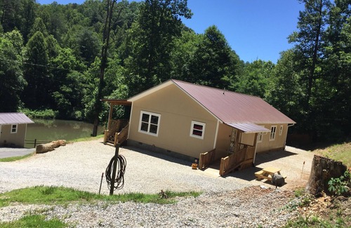 Cherokee House | PRIVATE RIVERFRONT 3 bed/2 bath house on the Oconaluftee River!