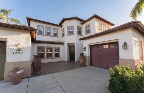 Tulare House | Private room for rent -Ideal for working professionals-