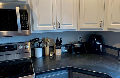 Manhattan House | Private Room in a Shared Home, Free Parking, Near Stadium & Campus