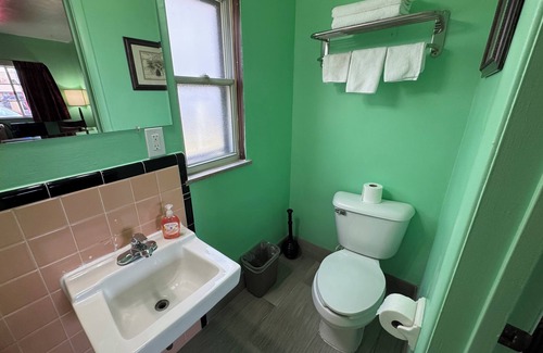 Columbus Hotel | Private Room on Main Near Bexley - 33
