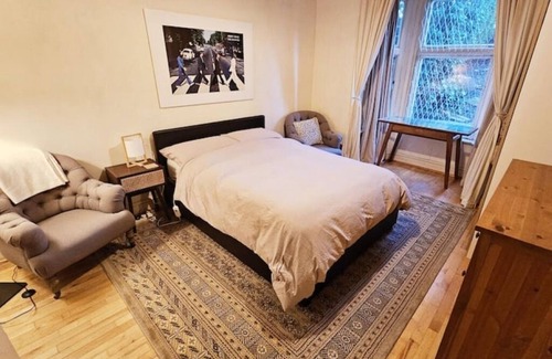 Maida Vale Apartment | Private room with attached shower