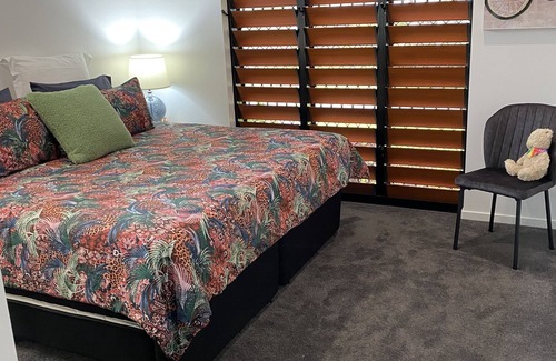 Brinsmead Bed & Breakfast | Private Room with ensuite close to Cairns centre airport & beaches.