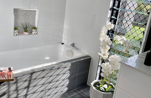 Brinsmead Bed & Breakfast | Private Room with ensuite close to Cairns centre airport & beaches.