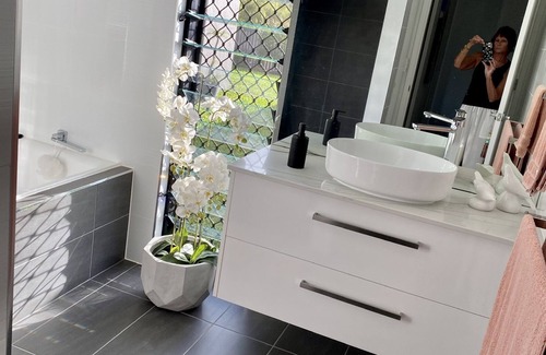 Brinsmead Bed & Breakfast | Private Room with ensuite close to Cairns centre airport & beaches.