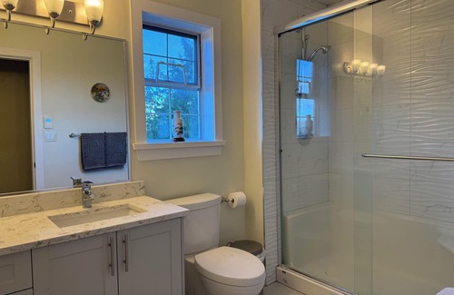 North Saanich Apartment | Private Rooms in an Ocean and Mountain View home