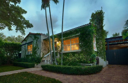 Coral Way House | Private Saltwater Pool! Summer Deal! Property Gated. 3Bed2Bath. Sleeps 6.
