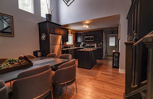 Bexley Ski Chalet | ❤️Private Sandy Beach Waterfront Cottage w/Hottub❤️