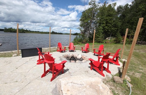 Bexley Ski Chalet | ❤️Private Sandy Beach Waterfront Cottage w/Hottub❤️