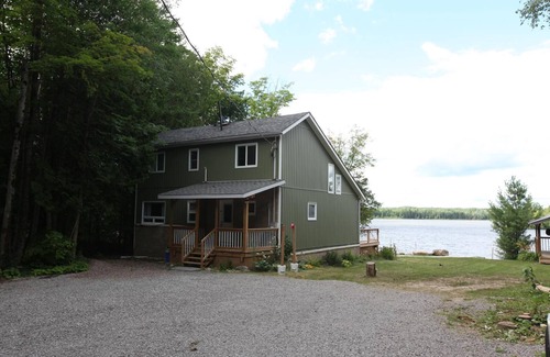 Bexley Ski Chalet | ❤️Private Sandy Beach Waterfront Cottage w/Hottub❤️