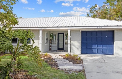 Whitfield House | Private Sarasota Pool Home. Close to Beaches. Fenced Yard. Pet Friendly