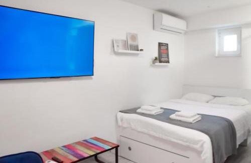Sesvete Apartment | Private Secluded Studio