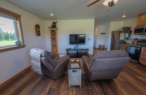 Bonners Ferry House | Private, second story apartment situated in a beautiful barndominium