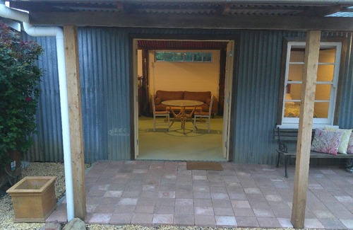 Canowindra Apartment | Private self contained stand-alone studio with full kitchen
