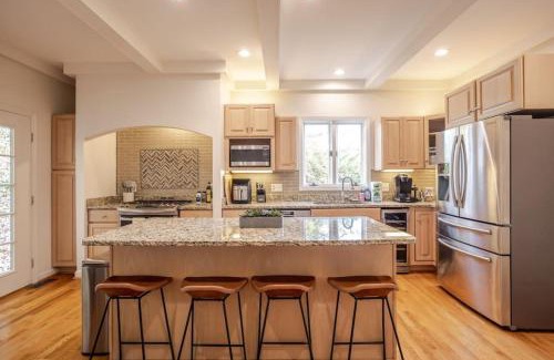Mount Lookout House | Private, Serene Mt Lookout 5B Retreat with Garage, EV Charging