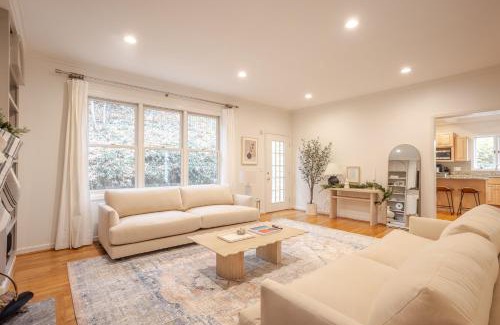 Mount Lookout House | Private, Serene Mt Lookout 5B Retreat with Garage, EV Charging
