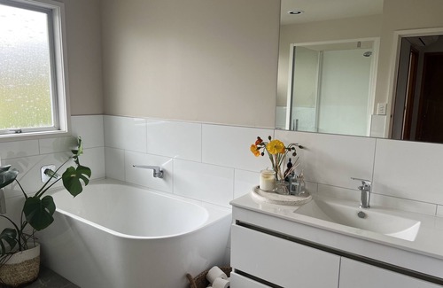 Havelock North House | Private setting with vineyard outlook yet only moments from the Village.