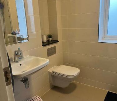 Sutton Cross House | Private single bedroom in beautiful house