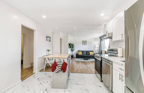 Sudbury House | Private Single Unit Detached House - 5 mins to Shopping Mall