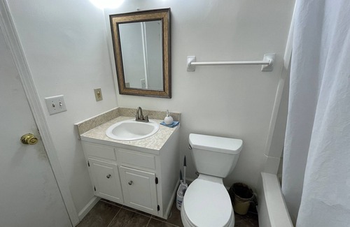 Four Corners House | Private Single room next to Airport and Lake